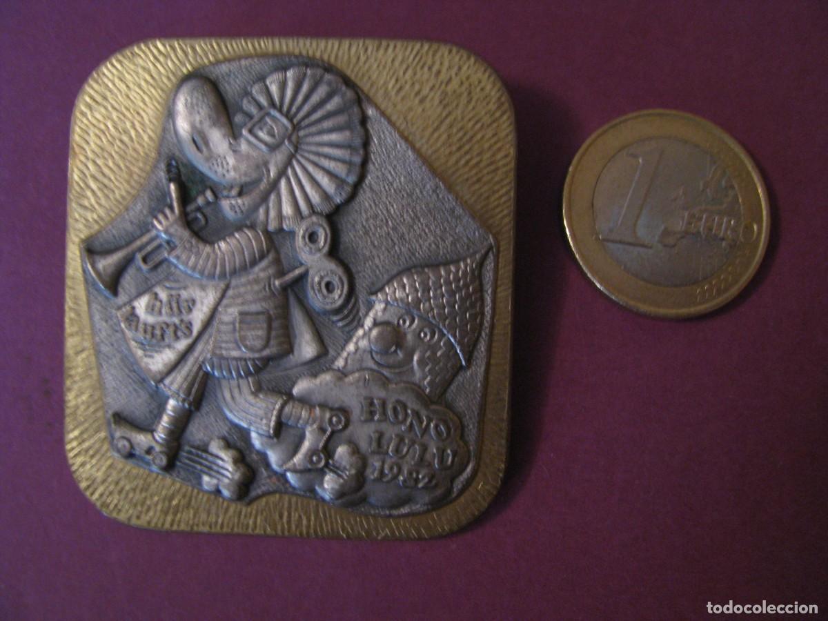 Pins de colecci&oacute;n: PIN DE CARNAVAL HONOLULU 1982. SUIZA. GRAVURA AG LUCERN