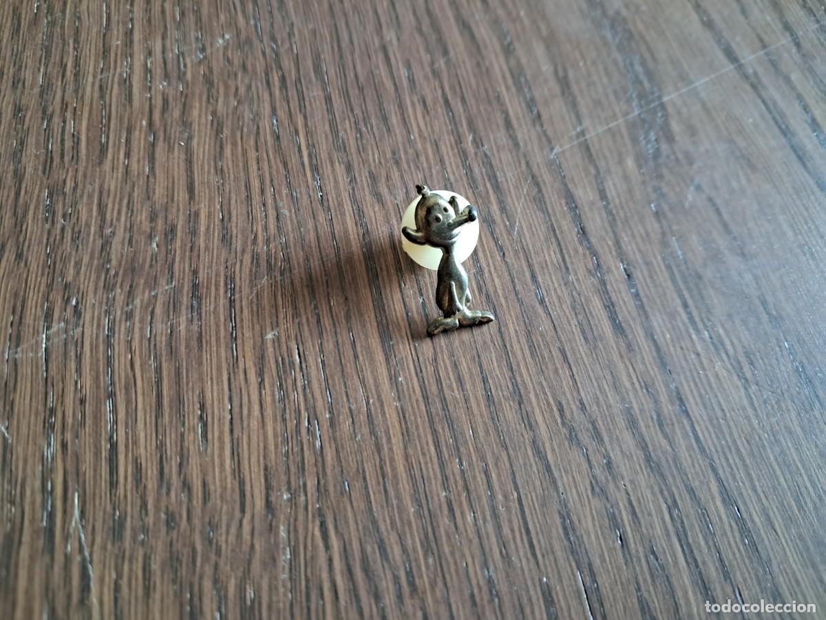 Pins de colecci&oacute;n: pin de metal, personaje, alien&iacute;gena, con nariz larga.