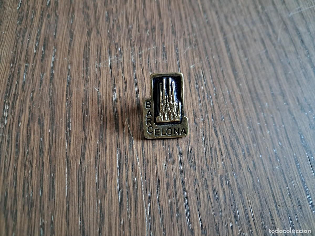 Pins de colecci&oacute;n: pin de metal, La sagrada familia, Barcelona.