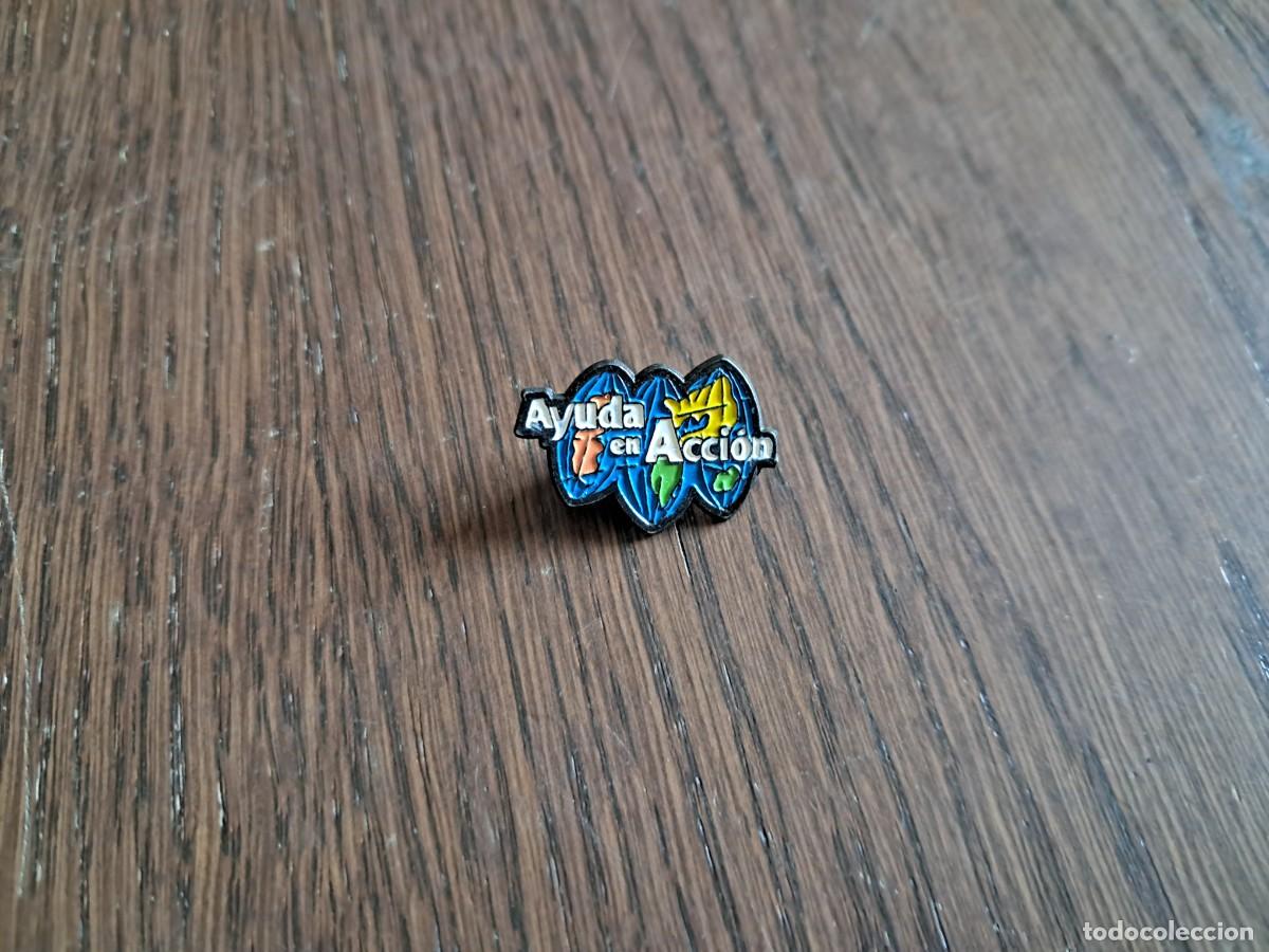 Pins de colecci&oacute;n: pin de publicidad, ayuda en acci&oacute;n.
