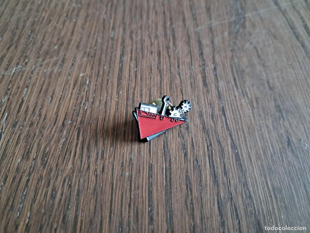 Pins de colecci&oacute;n: pin de metal, engranajes y herramientas...