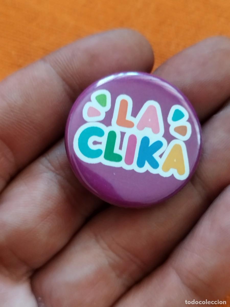 Pins de colecci&oacute;n: Chapa de La clika. M&uacute;sica infantil. merchandising promocional.