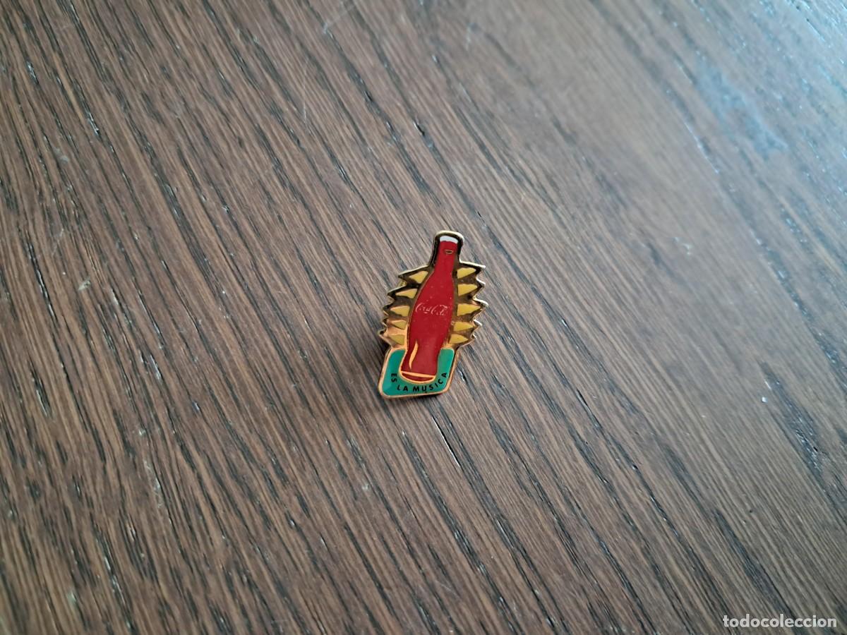 Pins de colecci&oacute;n: pin de publicidad, coca cola, es la m&uacute;sica.