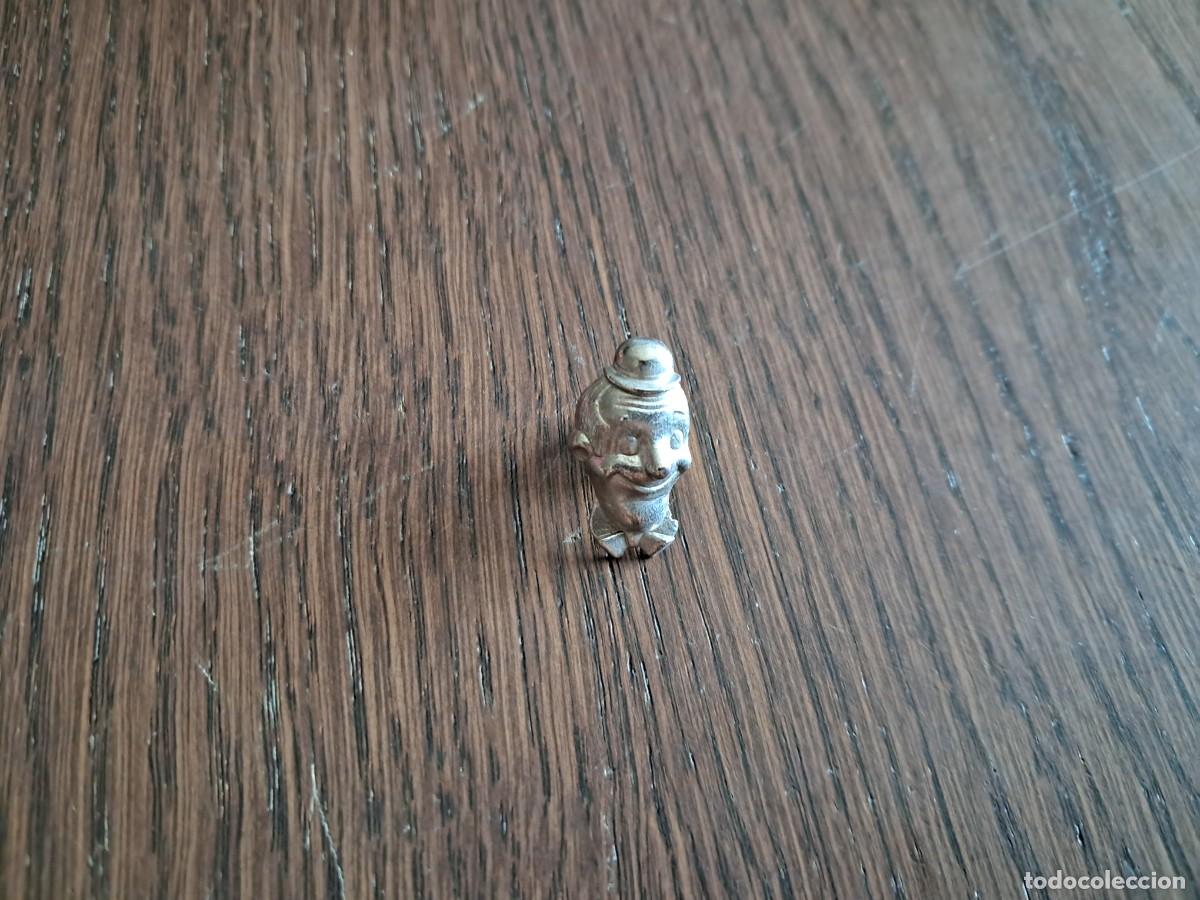 Pins de colecci&oacute;n: pin de metal, personaje con bomb&iacute;n, payaso .