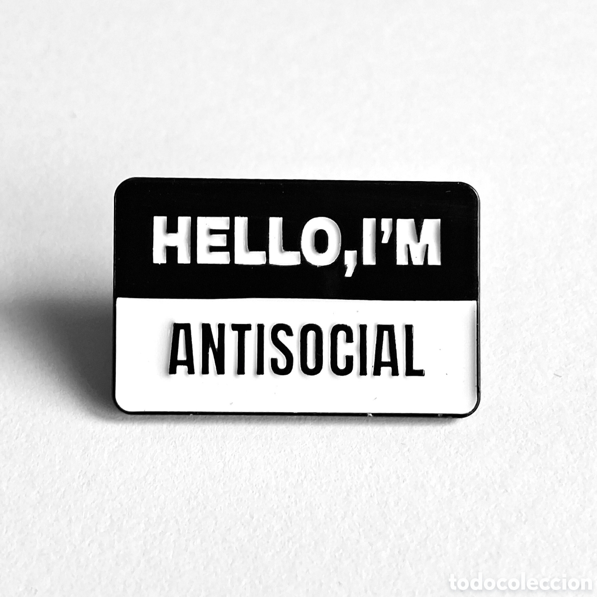 Pins de colecci&oacute;n: Pin &rdquo;Hello, I'm Antisocial&rdquo;.