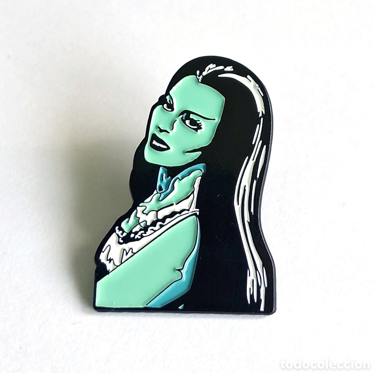Pins de colecci&oacute;n: Pin busto &rdquo;Lily Munster&rdquo;.
