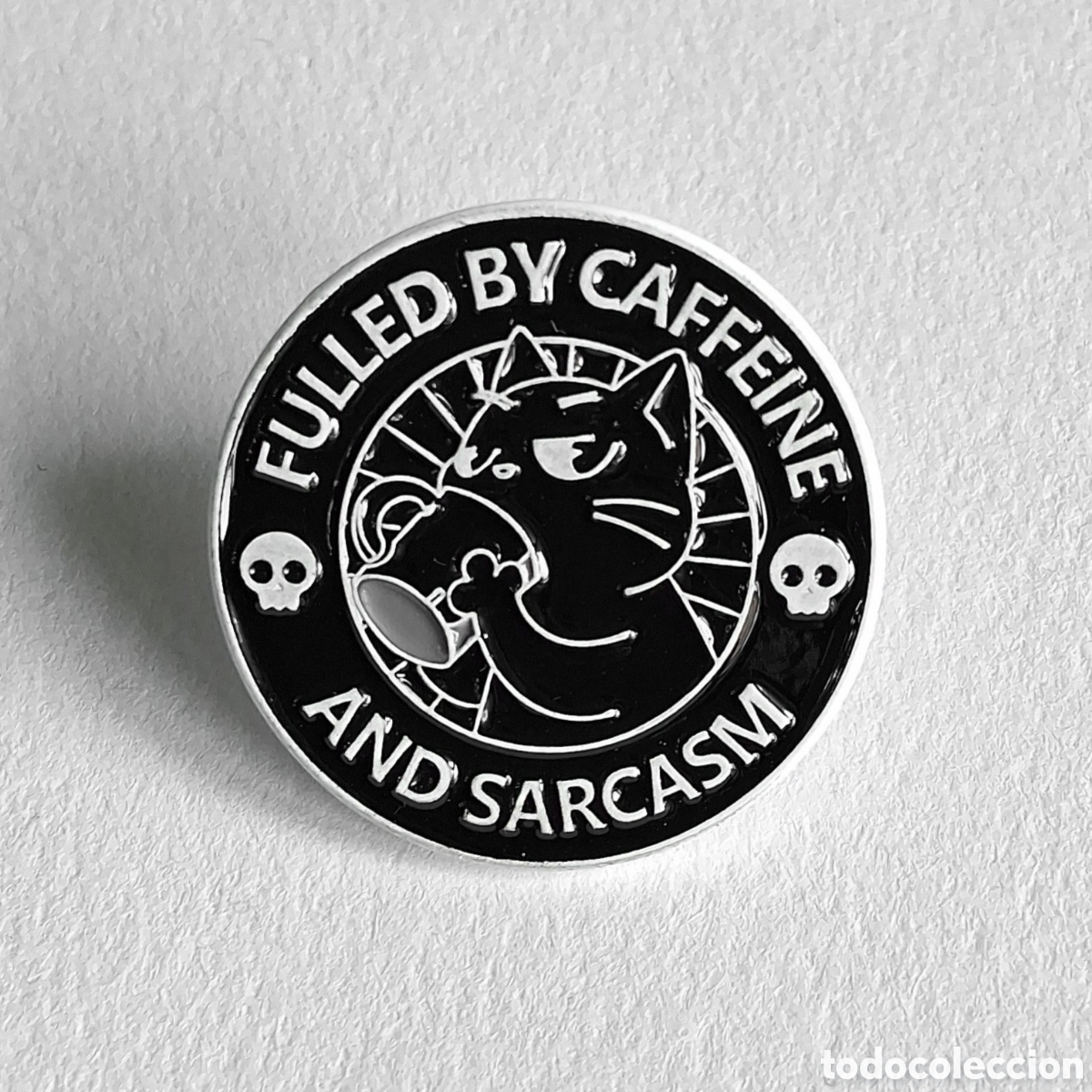 Pins de colecci&oacute;n: Pin &rdquo;Gato Negro, Cafe&iacute;na y Sarcasmo&rdquo;.