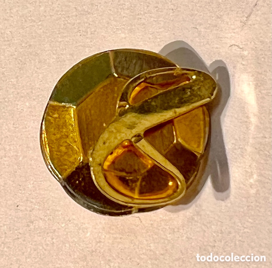 Pins de colecci&oacute;n: Pin. Metal Dorado. N&uacute;mero 8.