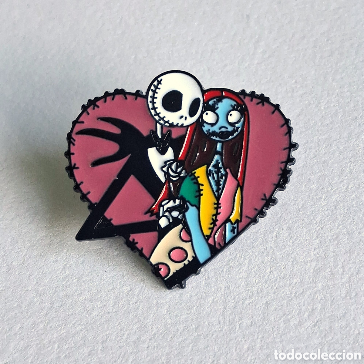 Pins de colecci&oacute;n: Pin coraz&oacute;n morado &rdquo;Jack y Sally&rdquo;.