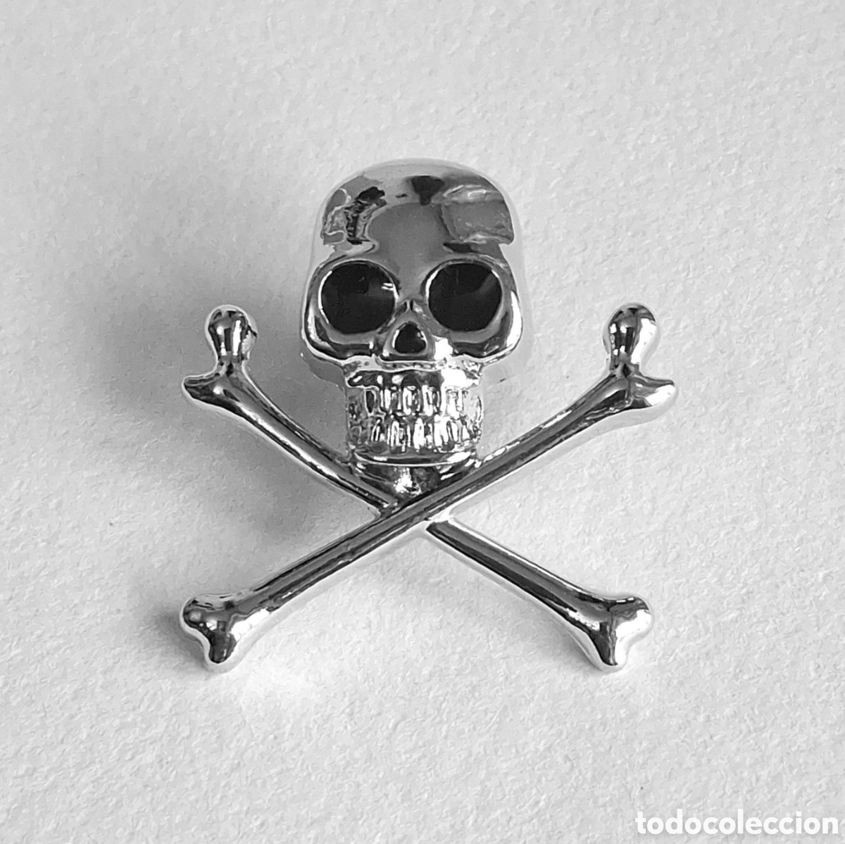 Pins de colecci&oacute;n: Pin &rdquo;Calavera y tibias&rdquo;.