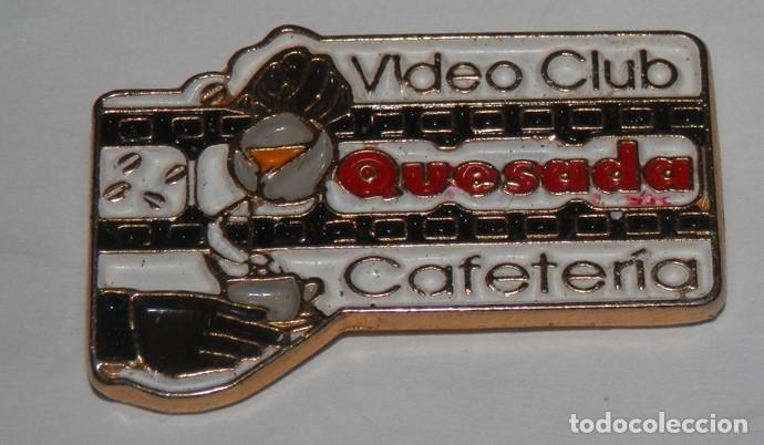 Pins de colecci&oacute;n: PIN'S DE LA CAFETERIA Y VIDEO CLUB QUESADA