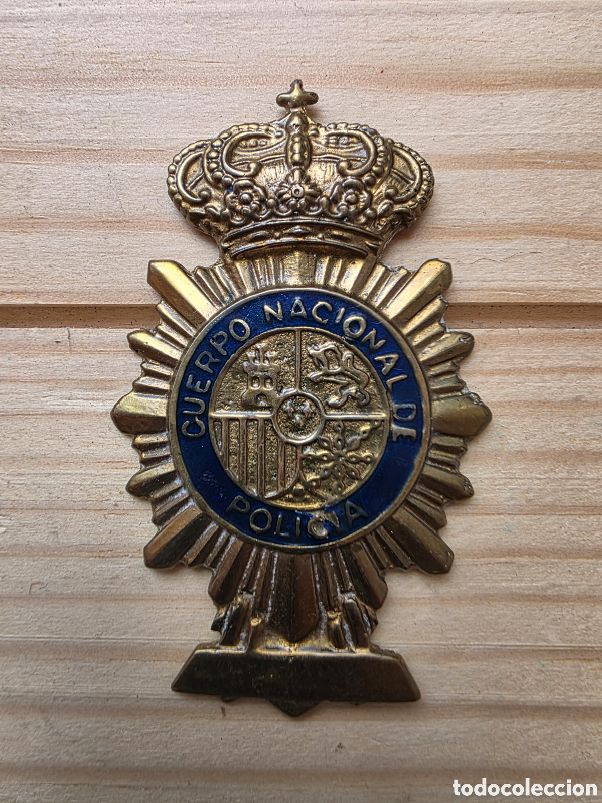 Pins de colecci&oacute;n: R&eacute;plica de la placa de Polic&iacute;a Nacional