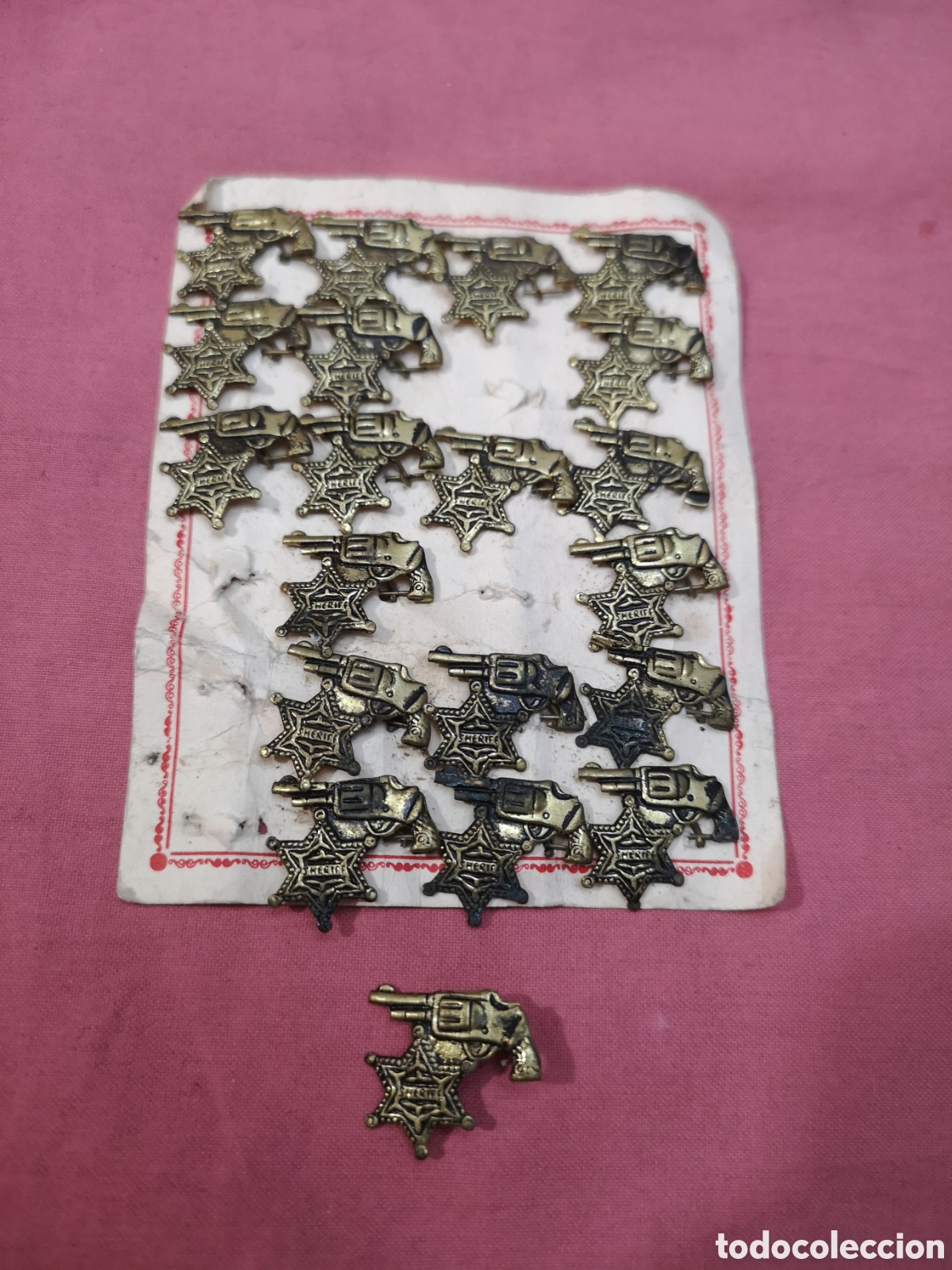 Pins de colecci&oacute;n: LOTE DE 20 PIN-INSIGNIA METAL CON ALFILER REV&Oacute;LVER +ESTRELLA SHERIFF. SIN ABRIR. A&Ntilde;OS 70.