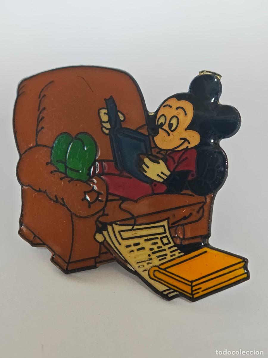 Pins de colecci&oacute;n: PIN DIBUJOS ANIMADOS MICKEY EN SOFA