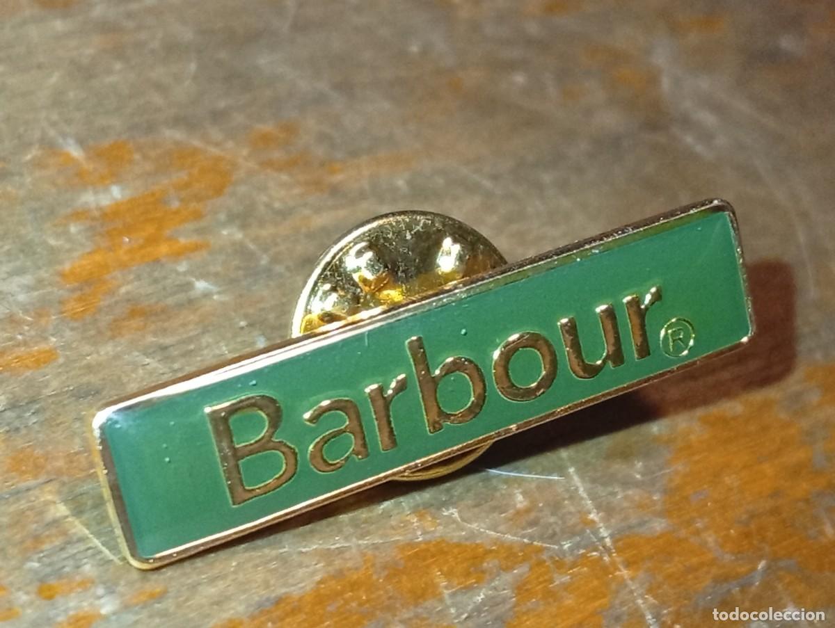Pins de colecci&oacute;n: Curiosa insignia Barbour alfiler original marca inglesa chaqueta encerada lluvia vintage