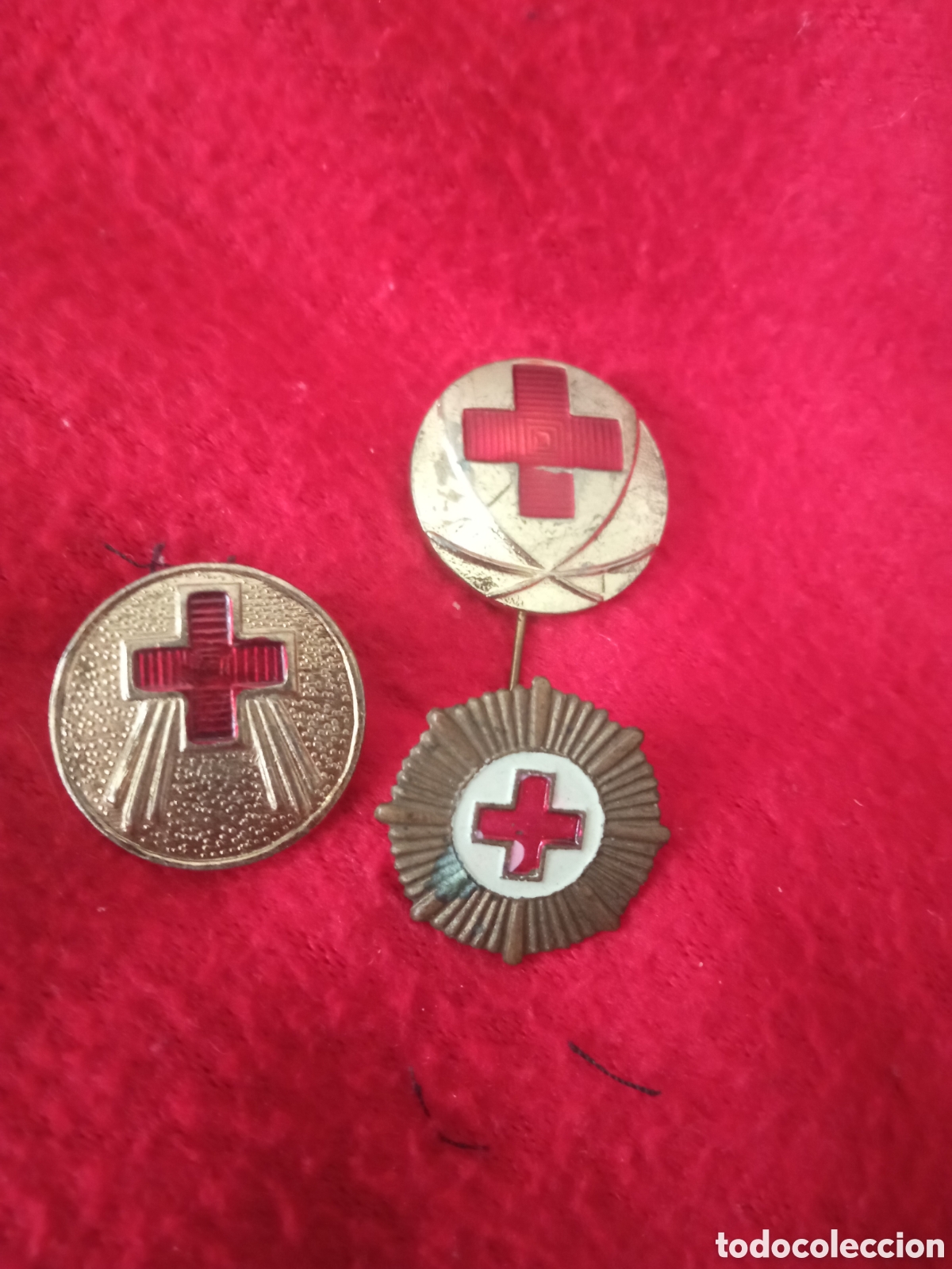 Pins de colecci&oacute;n: Tres Antiguos alfileres de solapa de Cruz Roja