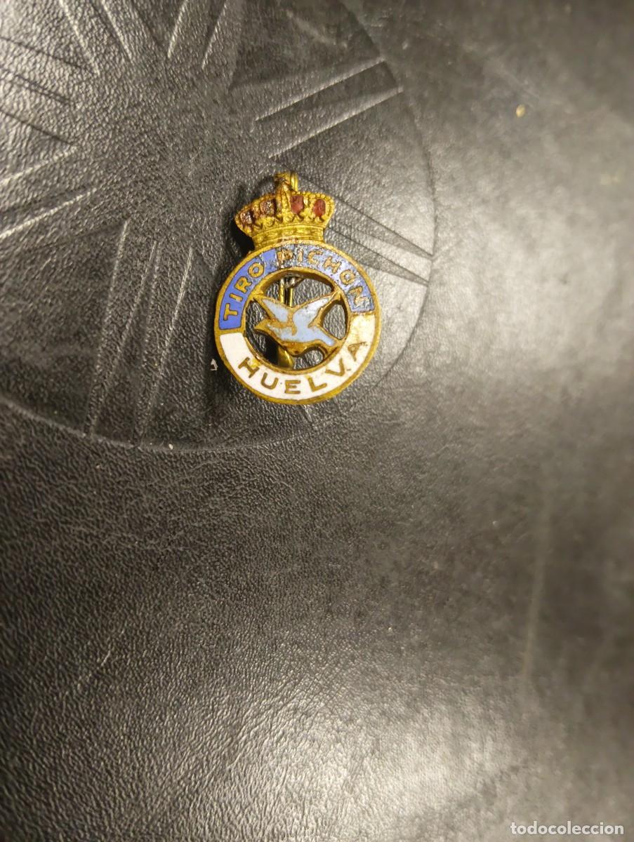 Pins de colecci&oacute;n: ANTIGUO PIN INSIGNIA BROCHE REAL CLUB TIRO DE PICHON DE HUELVA