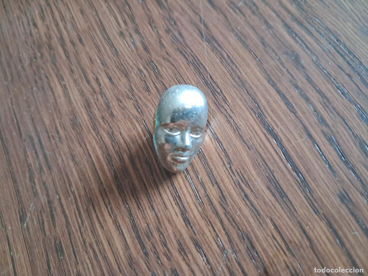Pins de colecci&oacute;n: pin de metal, m&aacute;scara, careta.