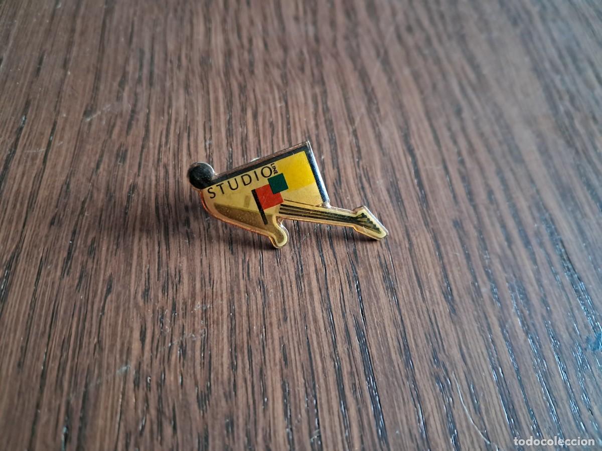 Pins de colecci&oacute;n: pin de publicidad, cosm&eacute;tica, peluquer&iacute;a. studio line, m&uacute;sica, guitarra.