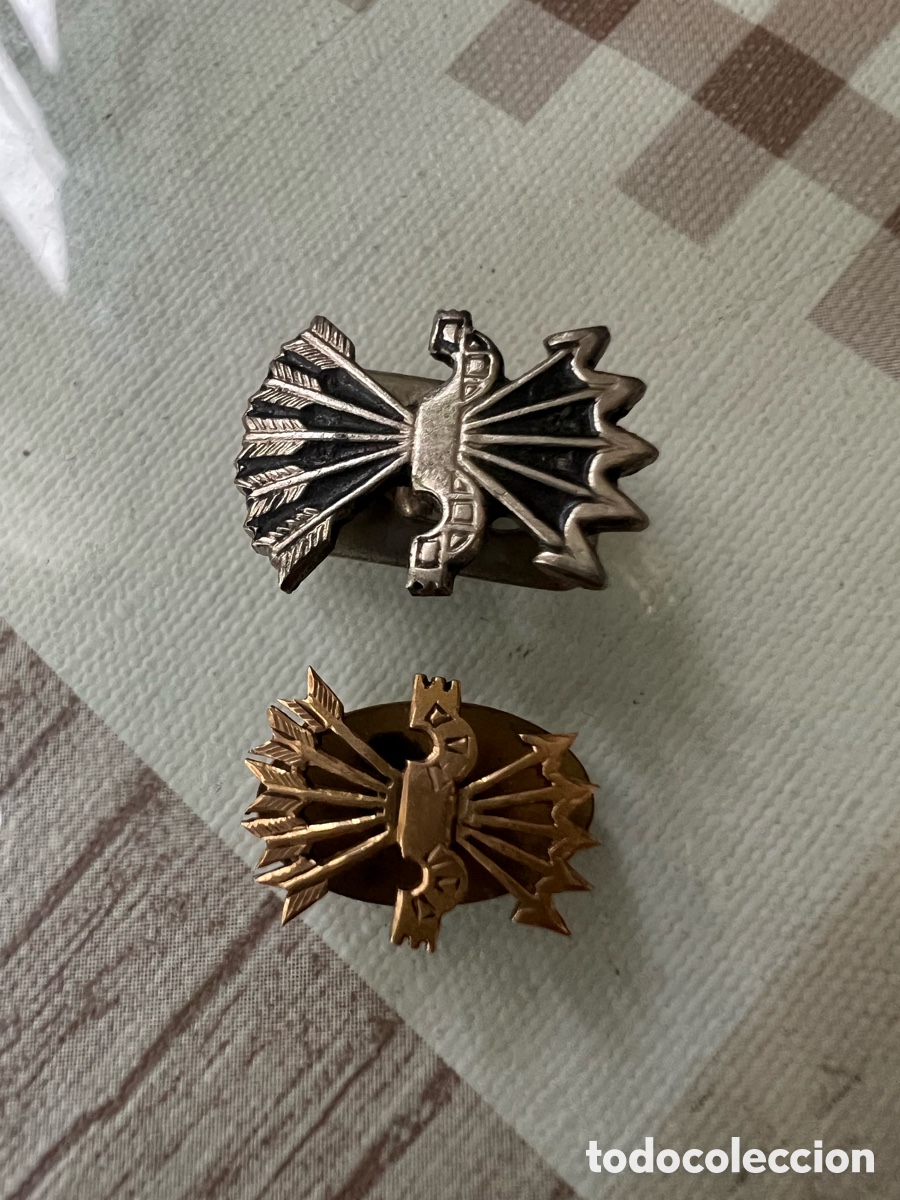 Pins de colecci&oacute;n: Lote de 2 Insignias de Solapa de Falange Espa&ntilde;ola (FET y de las JONS) - &Eacute;poca de Franco / Posguerra