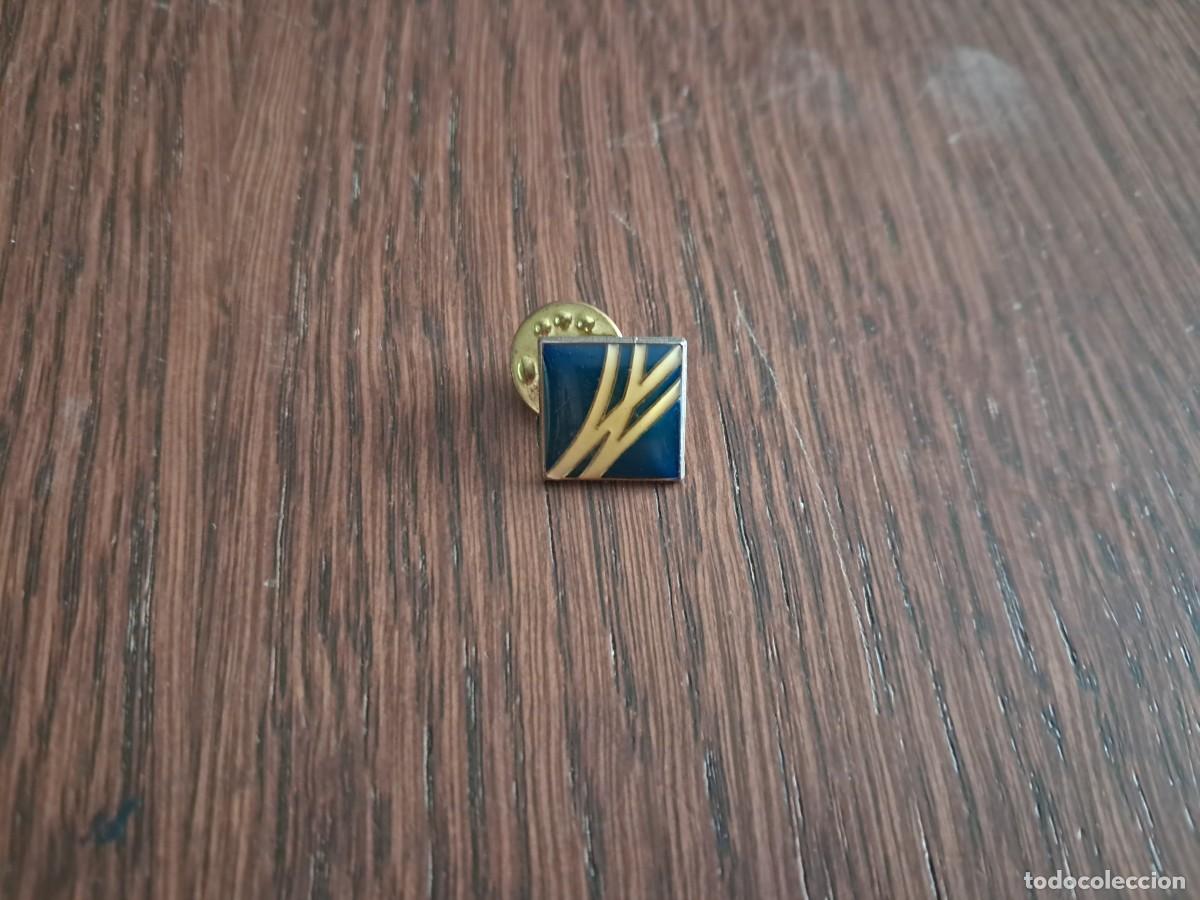 Sammlung von Pins: pin de metal, simbolo con rayas.