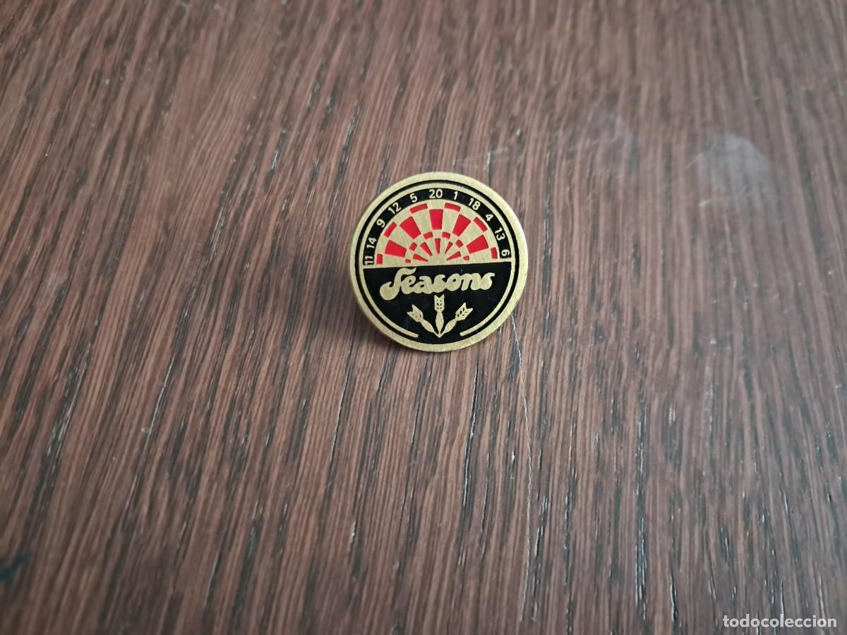 Sammlung von Pins: pin de metal, seasons, dardos.