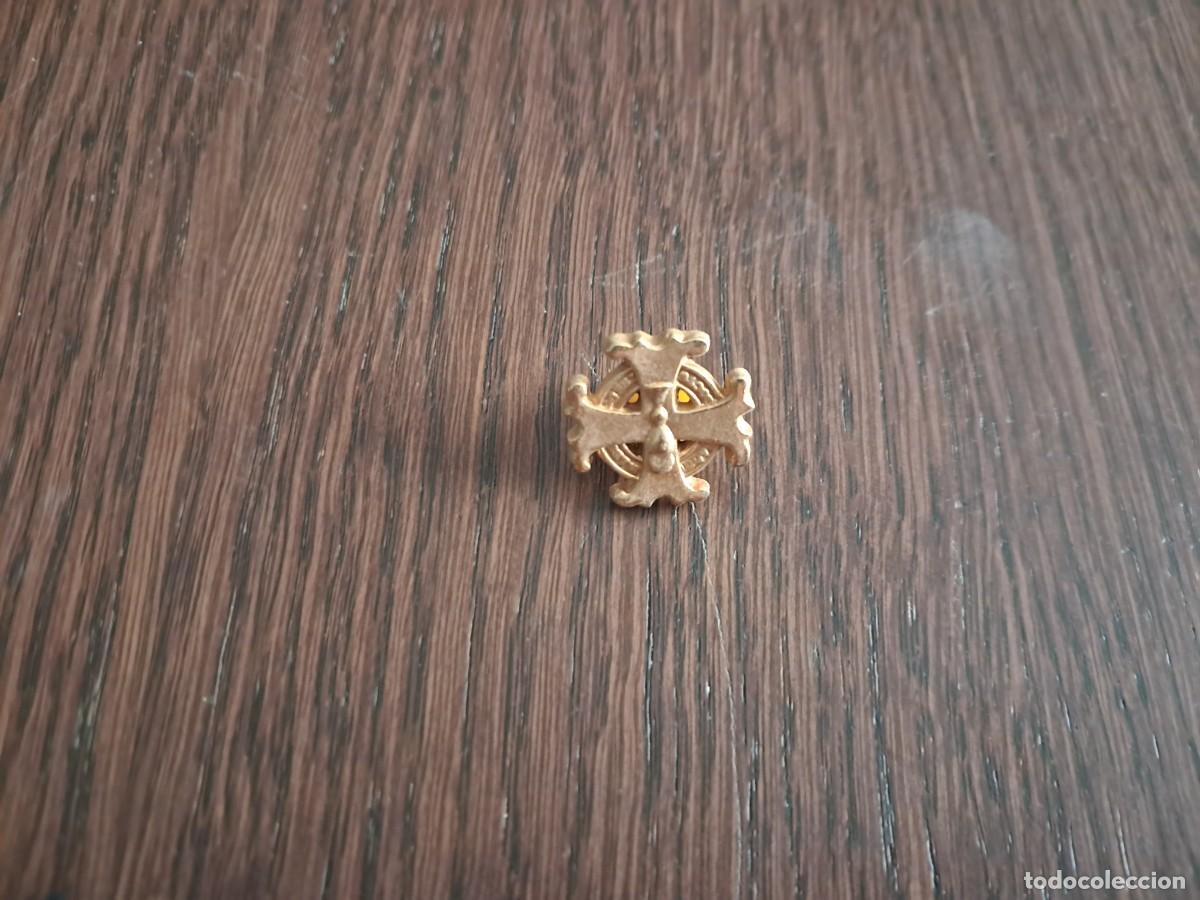 Sammlung von Pins: pin de metal, cruz religiosa.