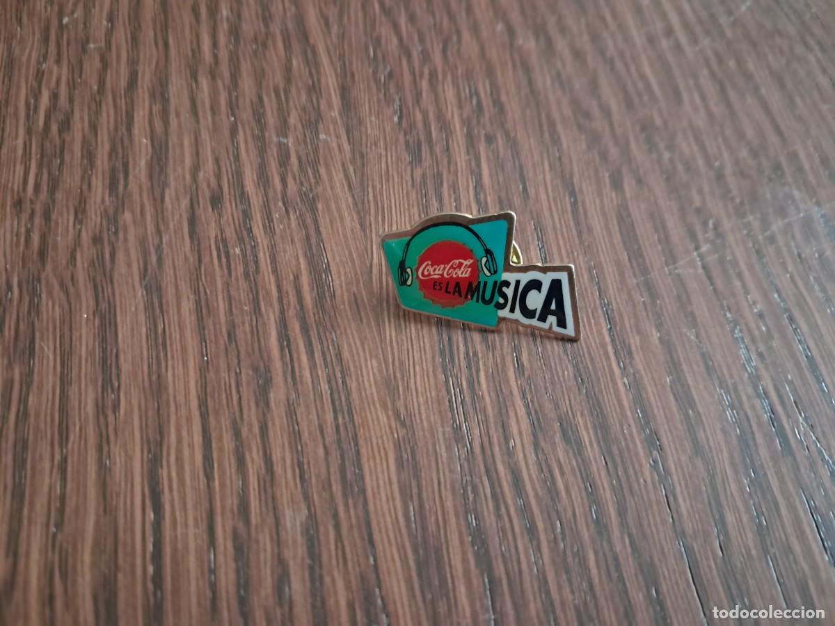 Pins de colecci&oacute;n: pin de publicidad, Coca cola, es la m&uacute;sica.