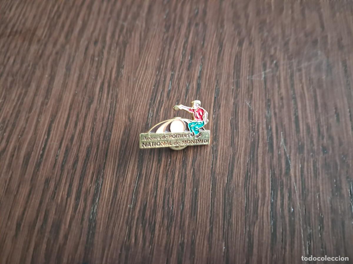 Pins de colecci&oacute;n: pin de deportes, Petanca, Francia. Arenes de Poitiers, national de Montmidi.