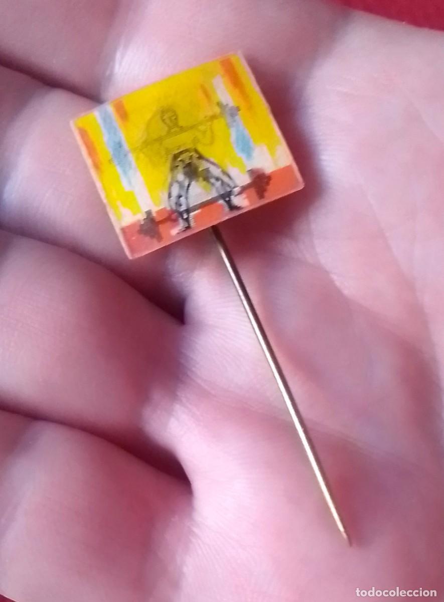 Sammlung von Pins: PIN DE AGUJA INSIGNIA IMAGEN EN MOVIMIENTO 3D O SIMIL HALTEROFILIA LEVANTAMIENTO PESO WEIGHTLIFTING.