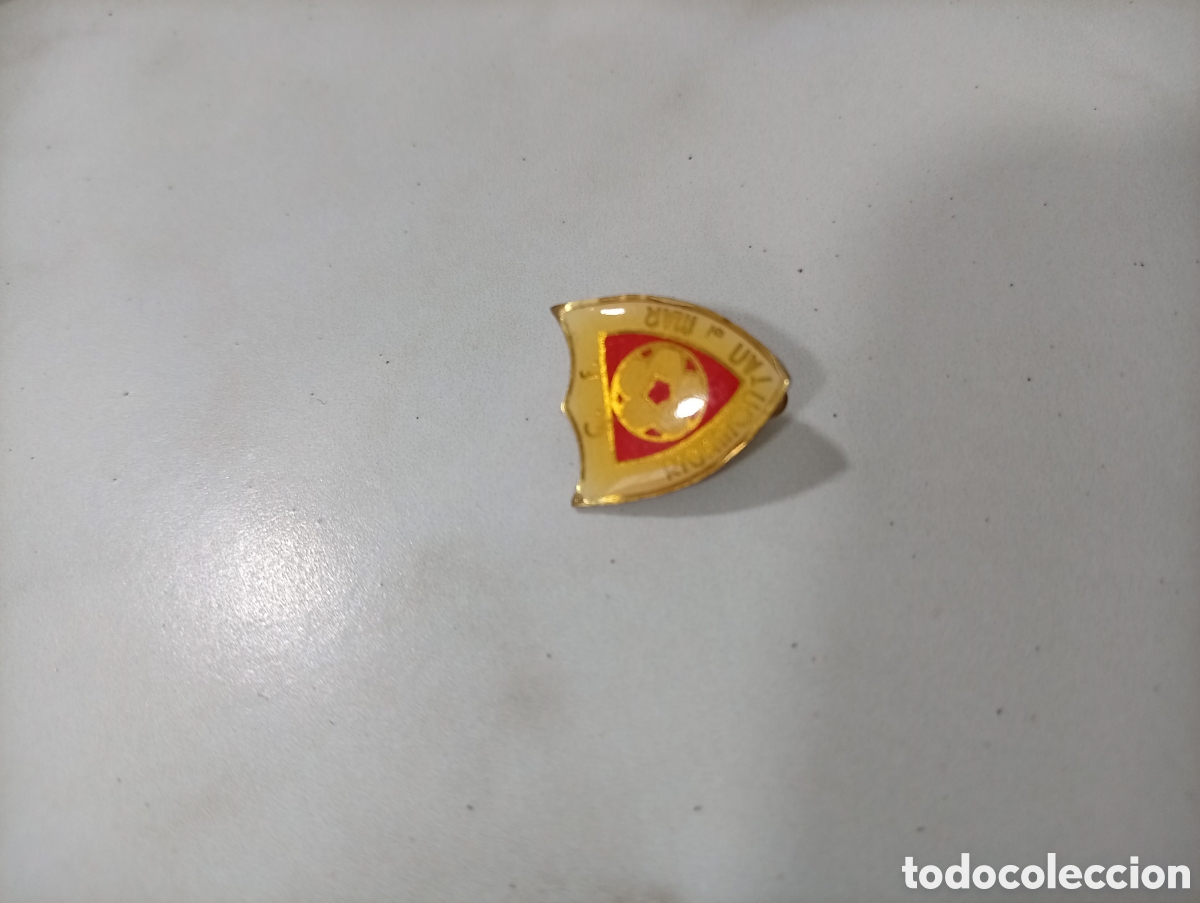 Pins de colecci&oacute;n: Pin imperdible futbol ribamontan al mar