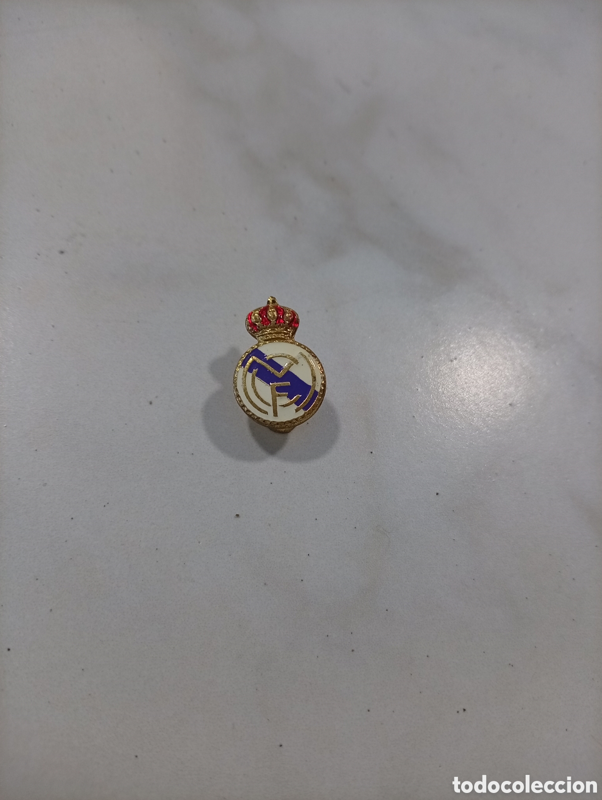 Pins de colecci&oacute;n: Pin ojal futbol real Madrid