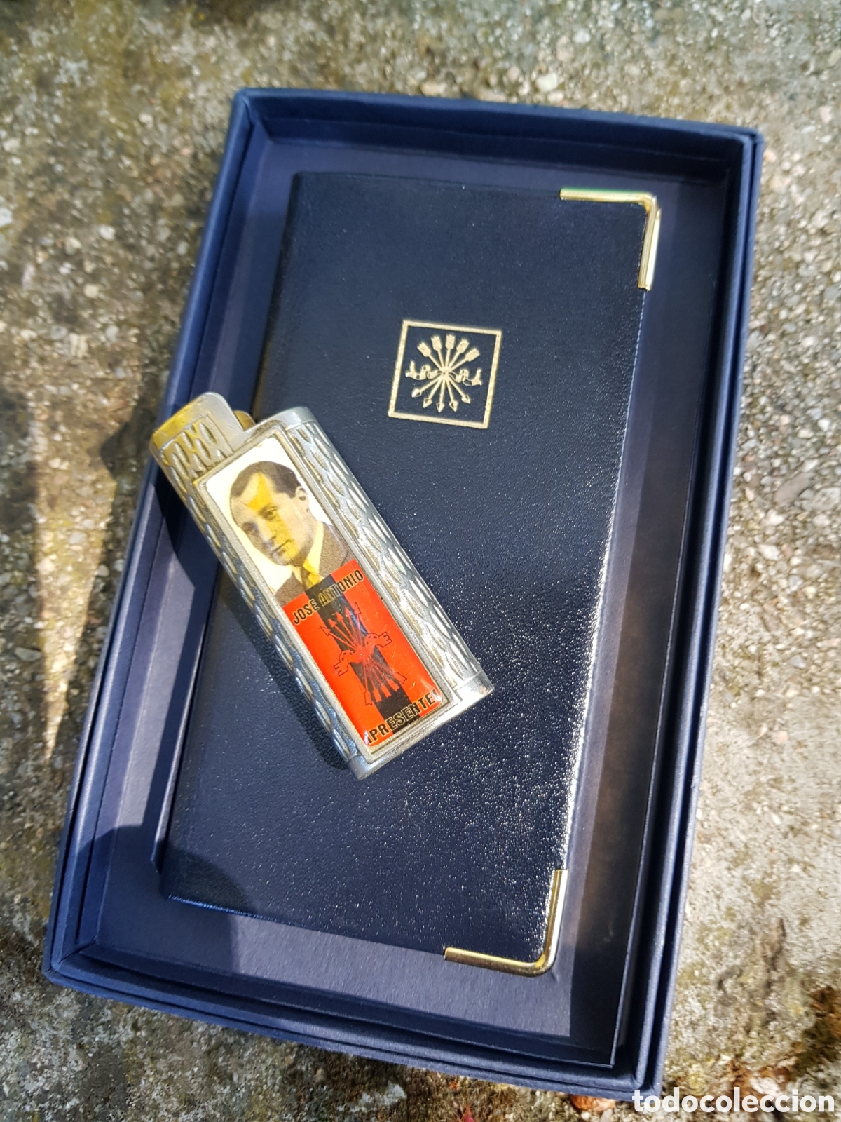 Pins de colecci&oacute;n: LOTE DE AGENDA DE PIEL DE LA FALANGE Y FUNDA DE MECHERO DE JOSE ANTONIO