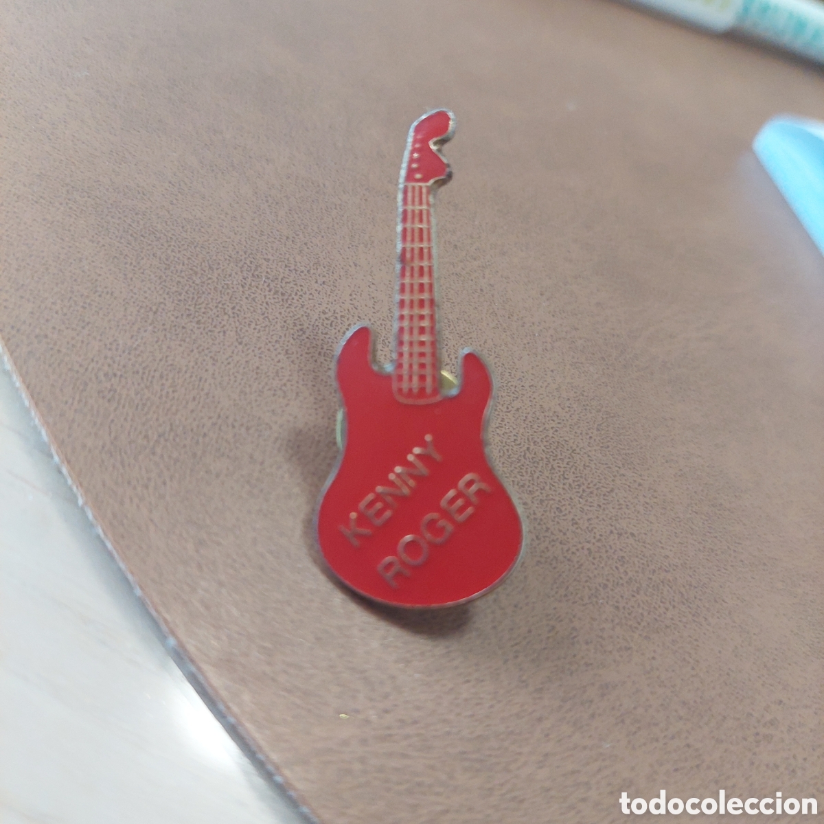 Pins de colecci&oacute;n: Pin Guitarra Kenny Roger.