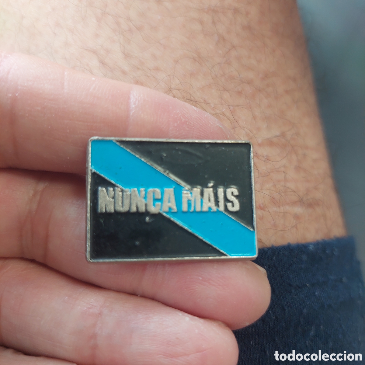 Pins de colecci&oacute;n: Pin metalico Nunca M&aacute;is.