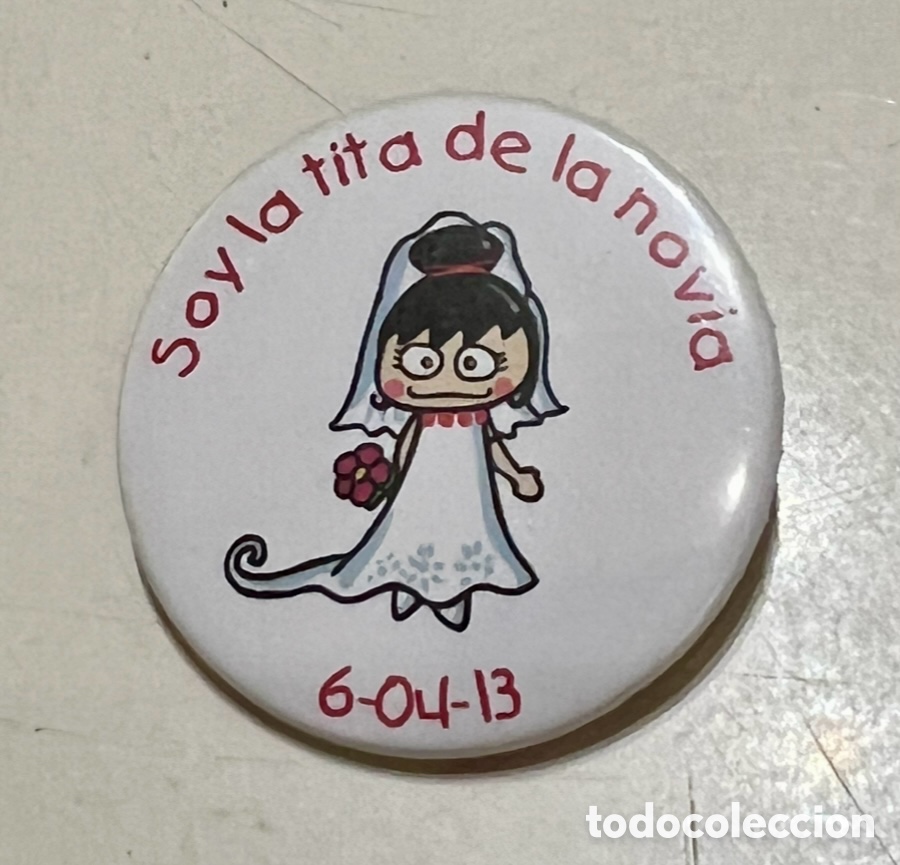 Pins de colecci&oacute;n: Chapa de solapa. Soy la Tita de la Novia. Metal. 2013.