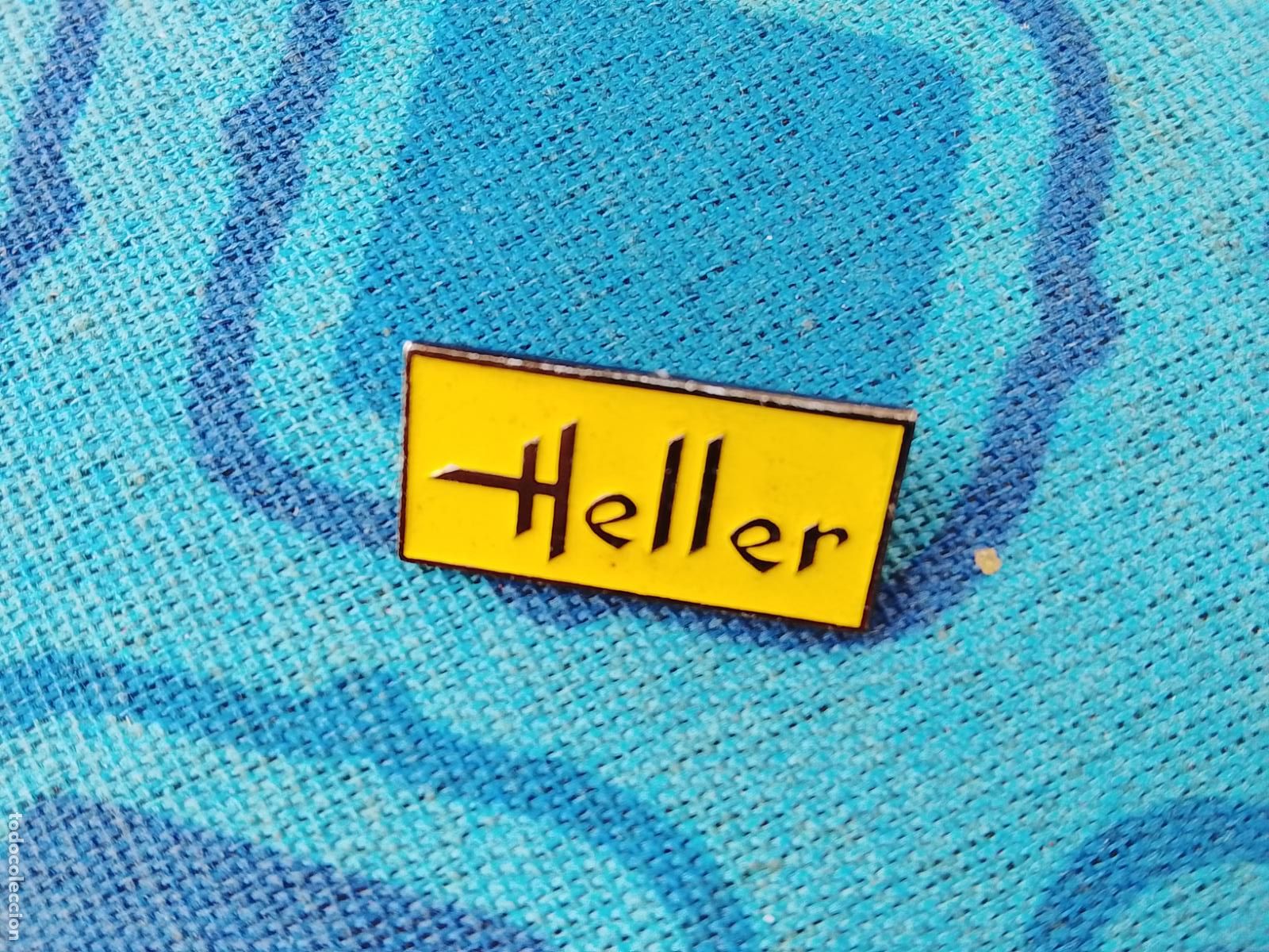 Pins de colecci&oacute;n: Heller. Insignia publicitaria