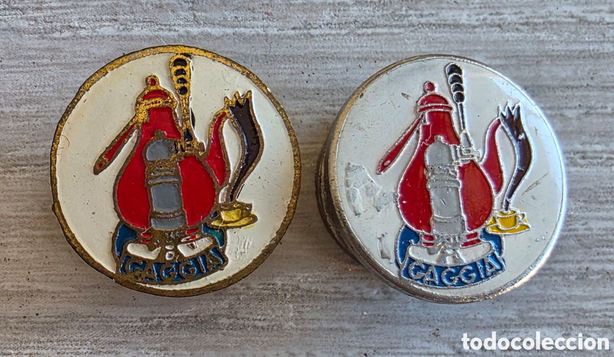 Pins de colecci&oacute;n: 2 Insignias ojal Publicidad Cafeteras Gaggia - Dorada / Plateada - Italia M&aacute;quina de Caf&eacute; Capuchino