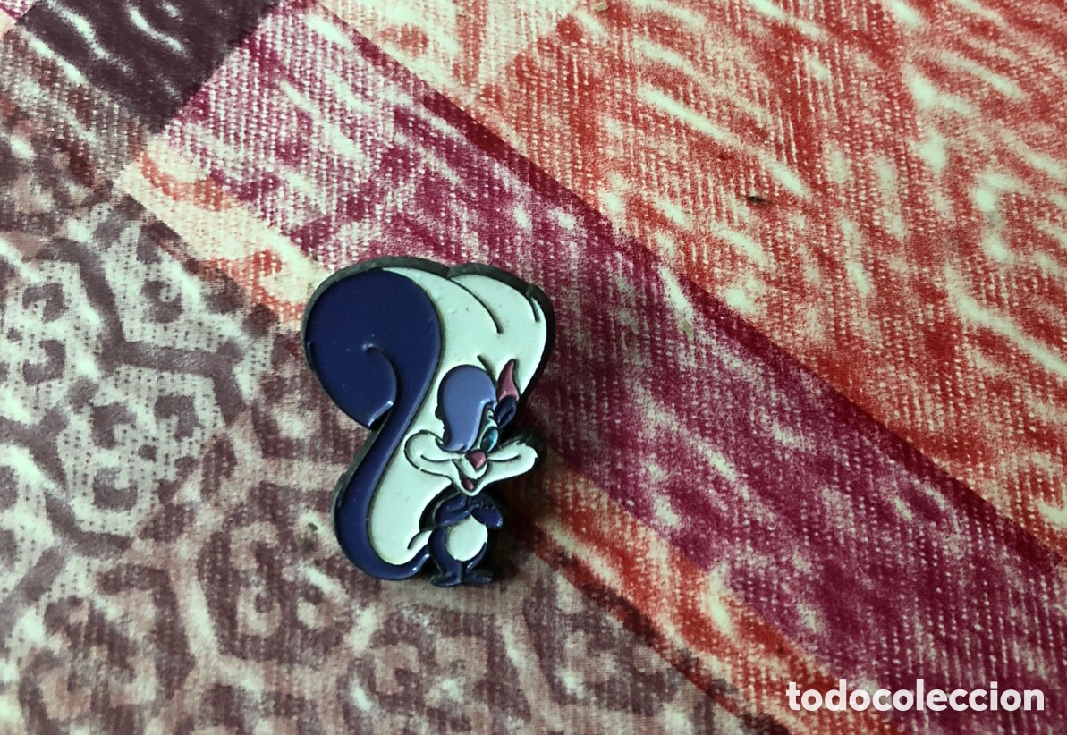 Pin's de collection: Pin Tiny Toons - Mofeta Fifi La Fume