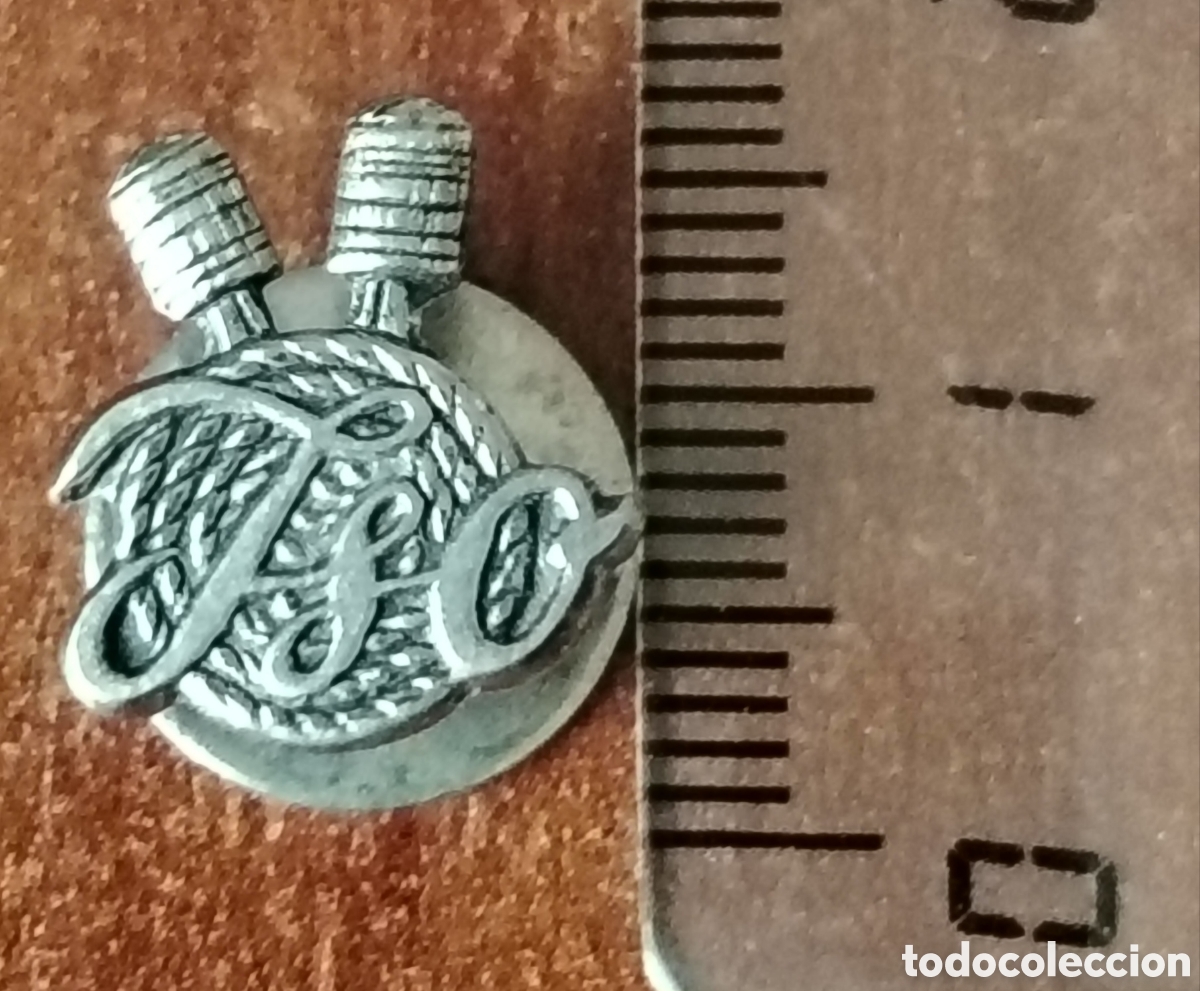 Pins de colecci&oacute;n: Insignia antigua de solapa marca Iso