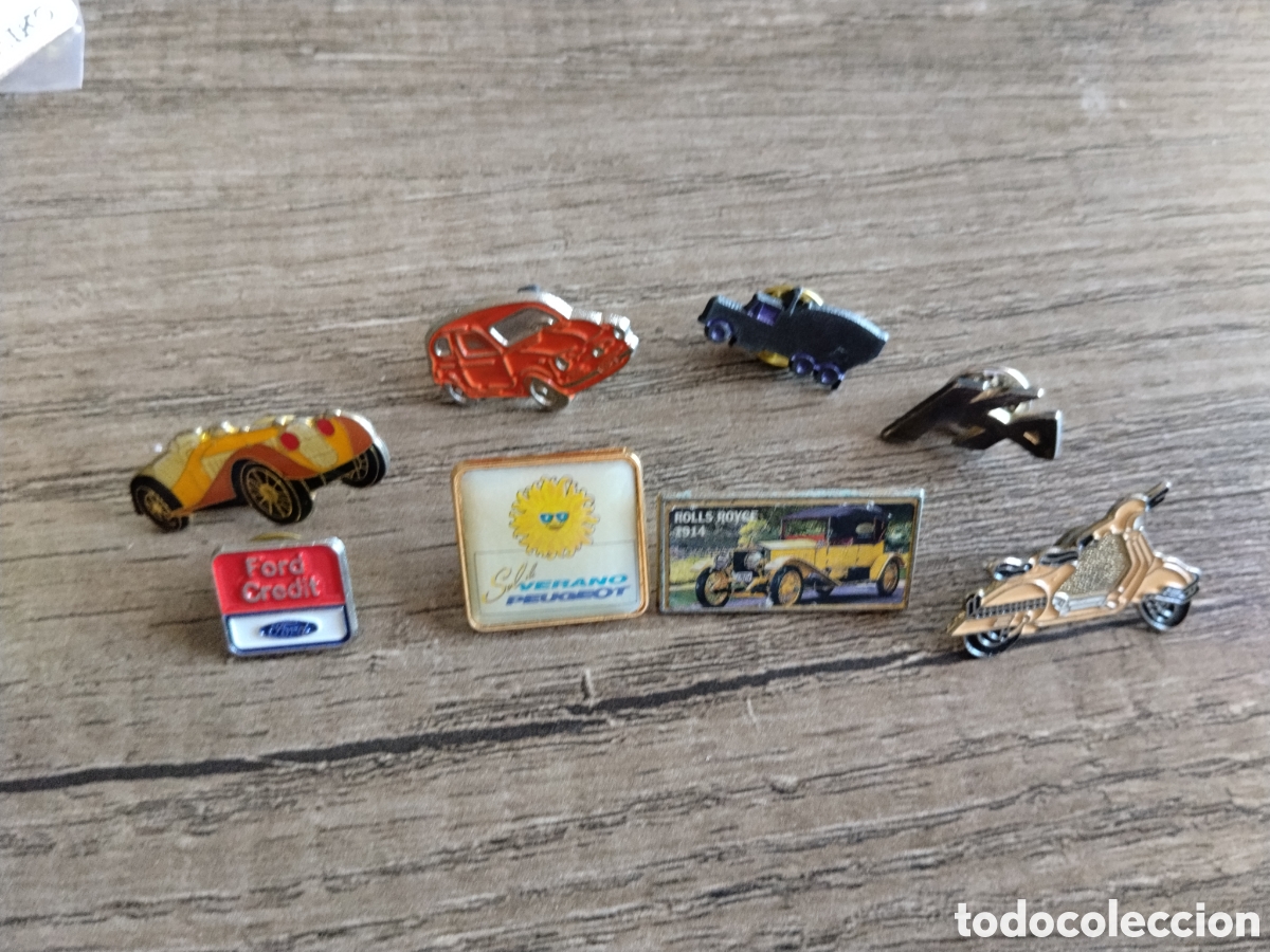 Pins de colecci&oacute;n: Lote 8 pins antiguos coches cl&aacute;sicos.vespa.ford.peugot.escarabajo.seat