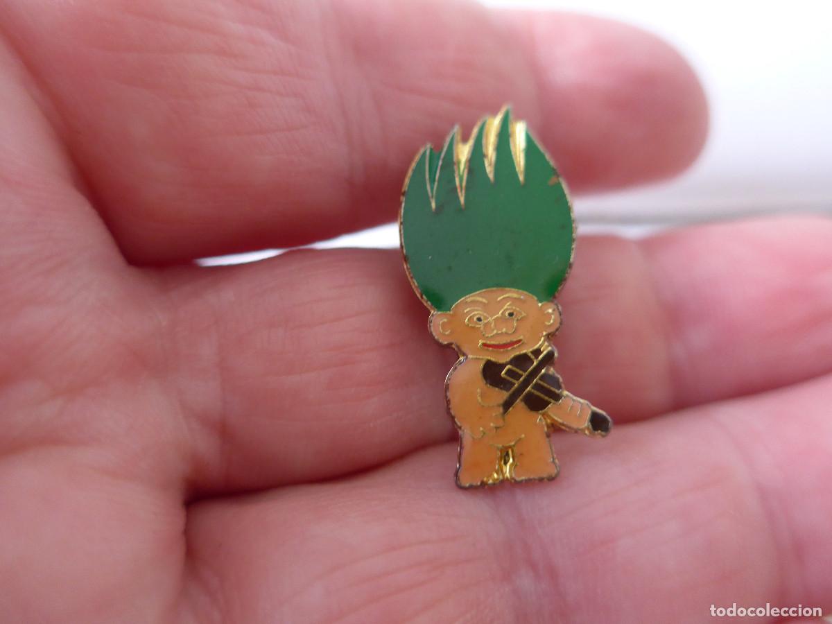 Pins de colecci&oacute;n: PIN TROLL CON PELO VERDE TOCANDO EL VIOLIN