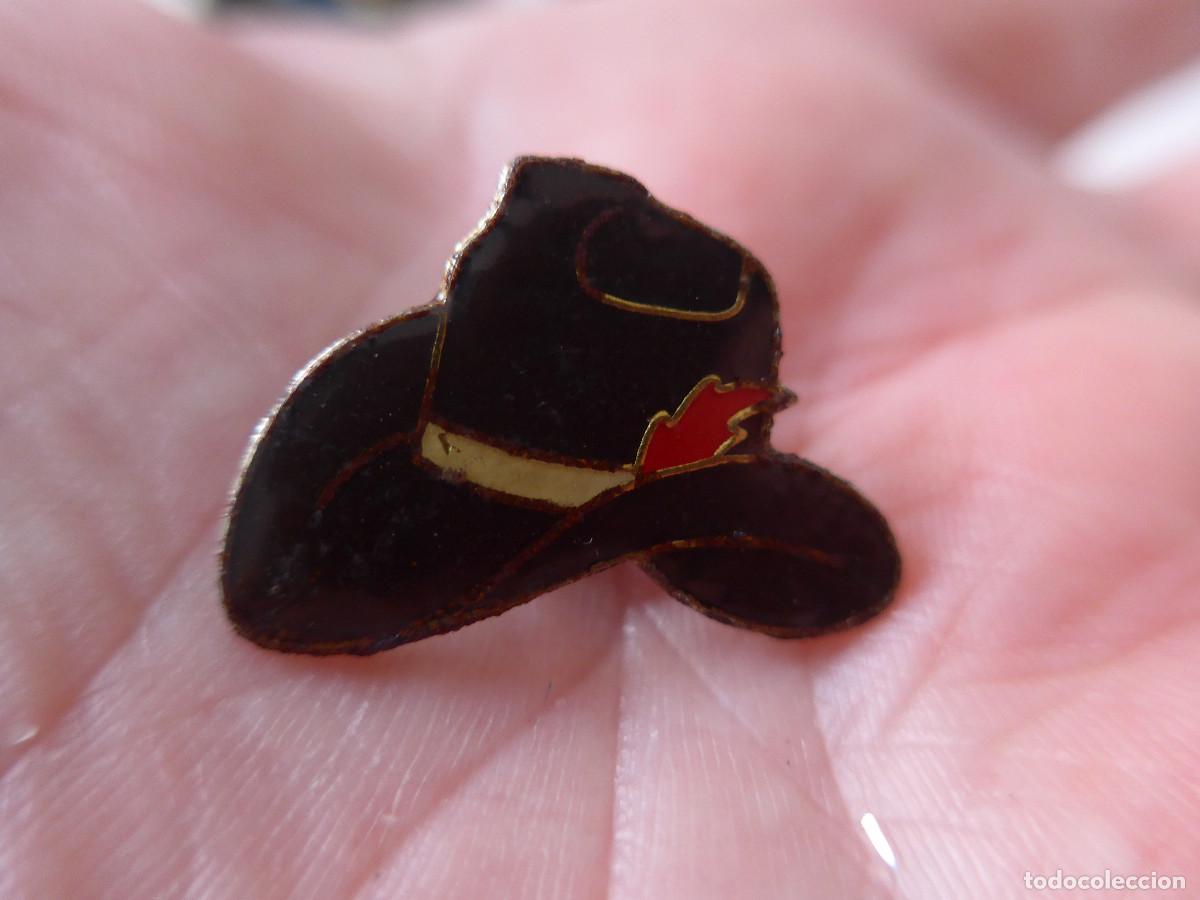 Pins de colecci&oacute;n: PIN GORRO NEGRO CON PLUMA ROJA