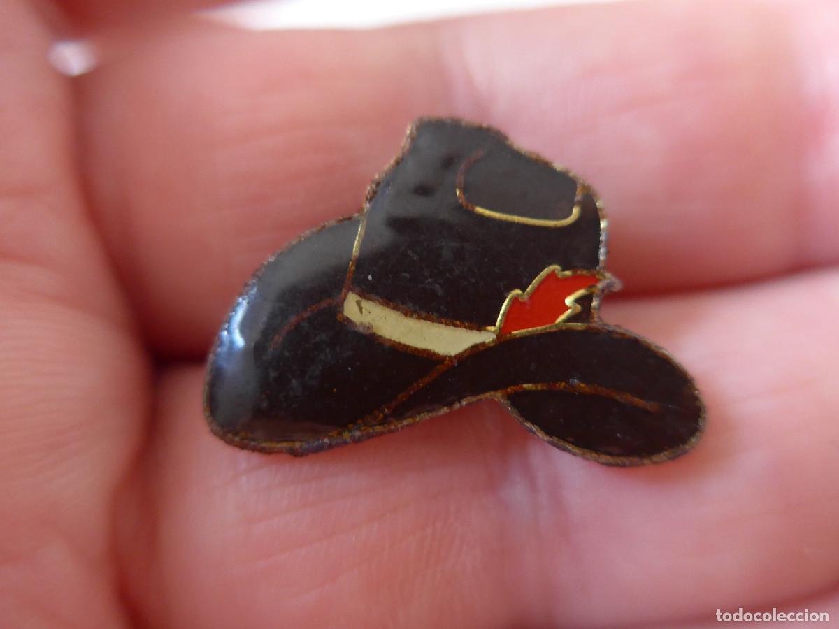 Pins de colecci&oacute;n: PIN GORRO NEGRO CON PLUMA ROJA - Foto 2