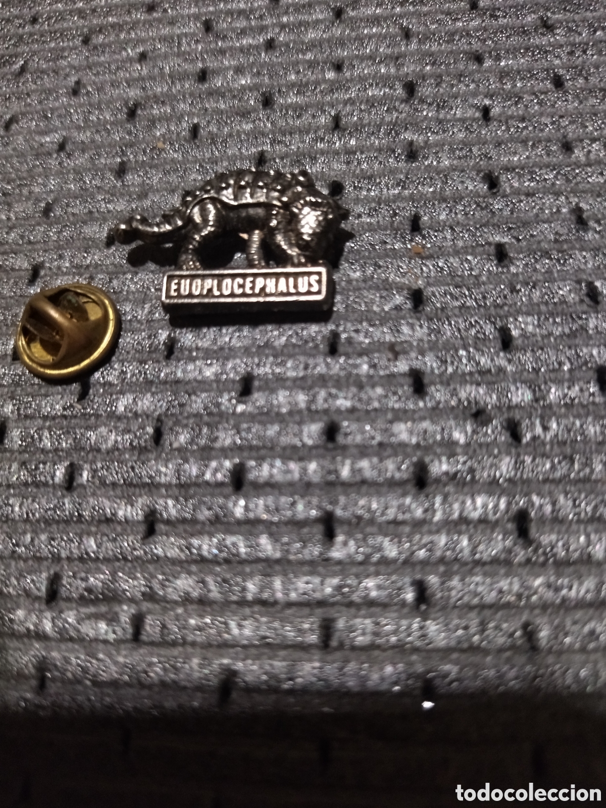 Pins de colecci&oacute;n: Pin de Dinosaurio Euoplocephalus. Dinopolis.