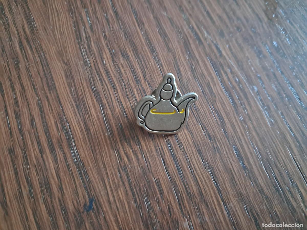 Pins de colecci&oacute;n: pin de metal, tetera.