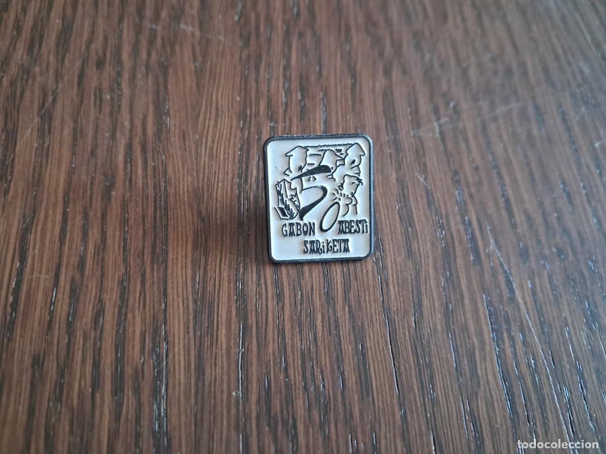 Pins de colecci&oacute;n: pin de metal, Gabon Abesti sariketa.
