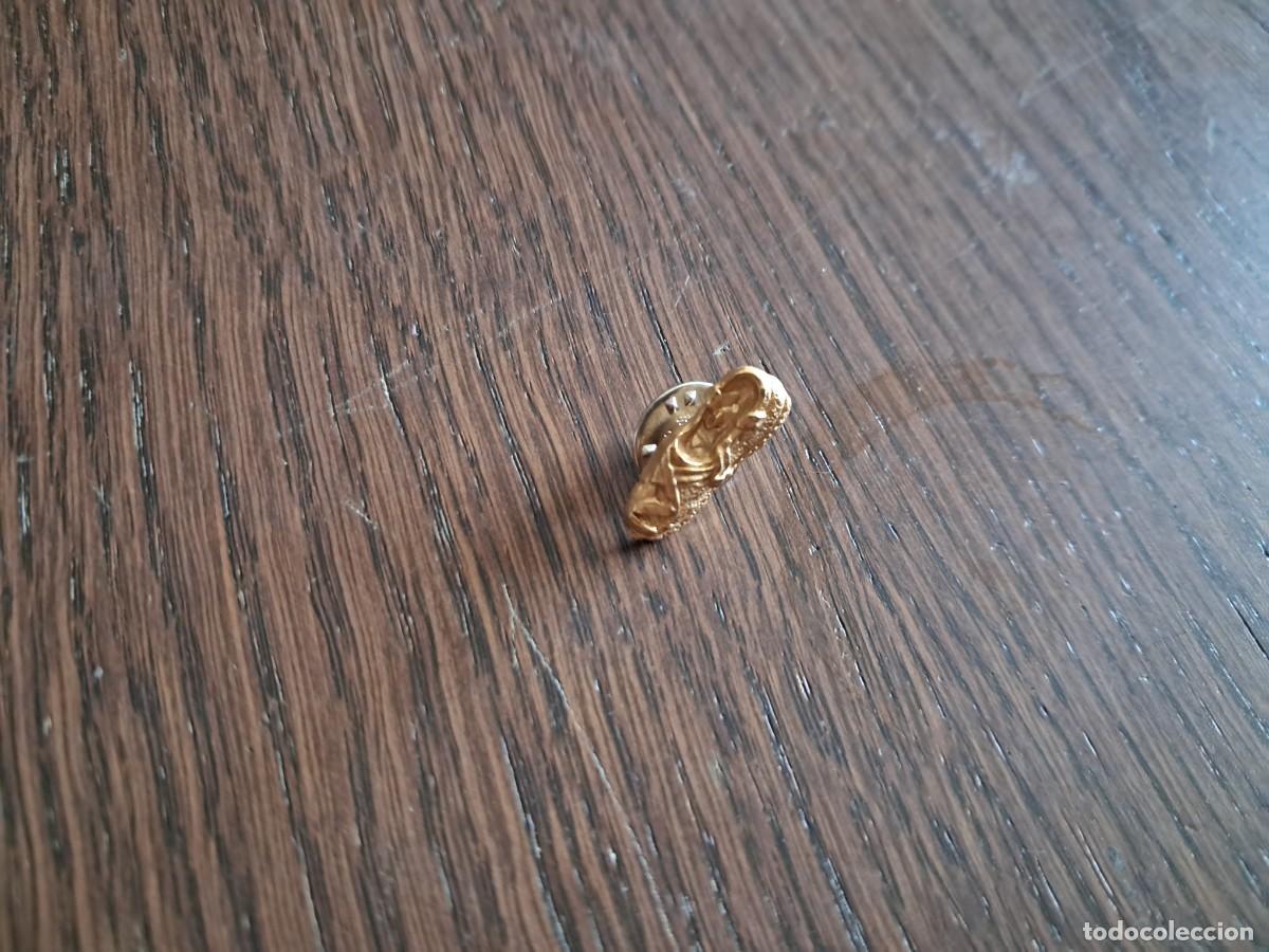 Pins de colecci&oacute;n: pin de metal, zapatilla.