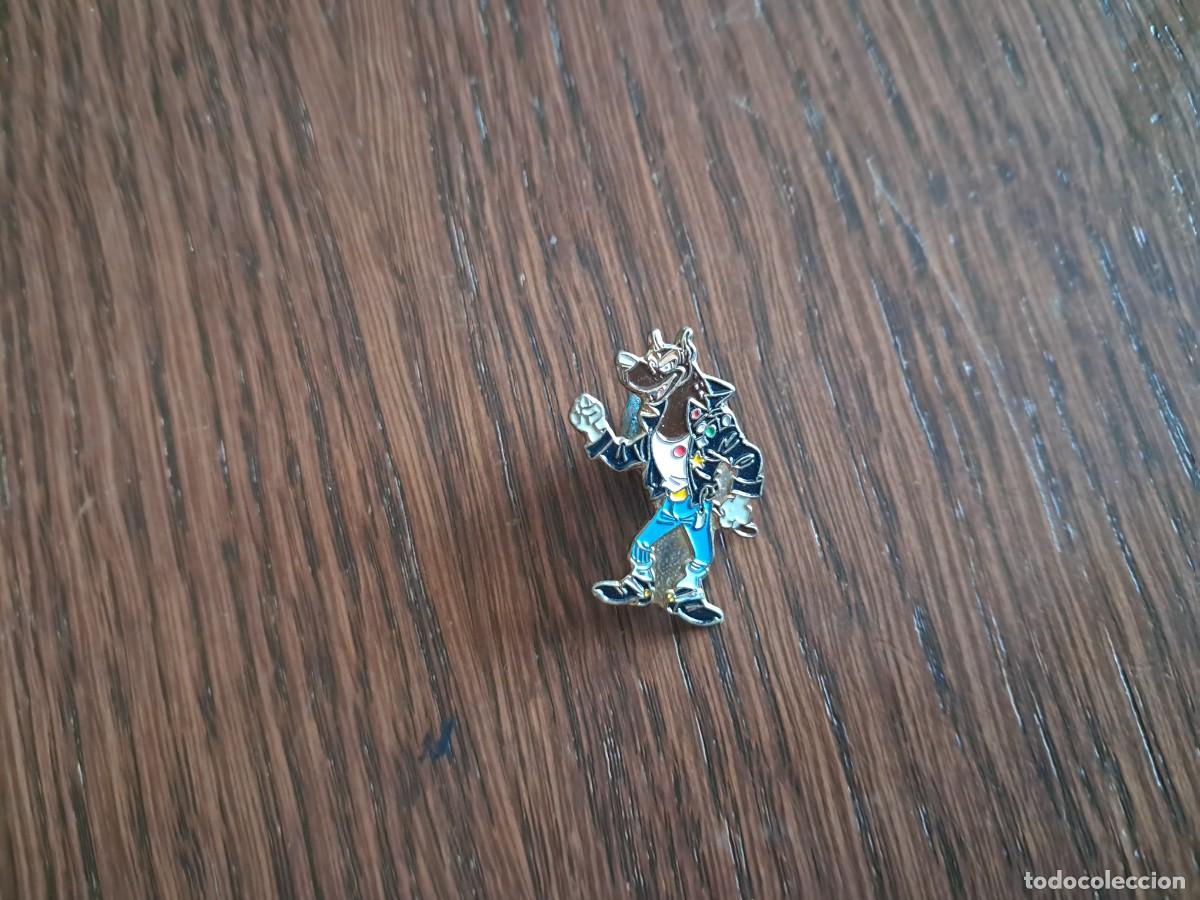 Pin's de collection: PIN DE DIBUJOS ANIMADOS. DULCES GOLOSINAS. GALLETAS CUETARA. PERRO BALONCESTO