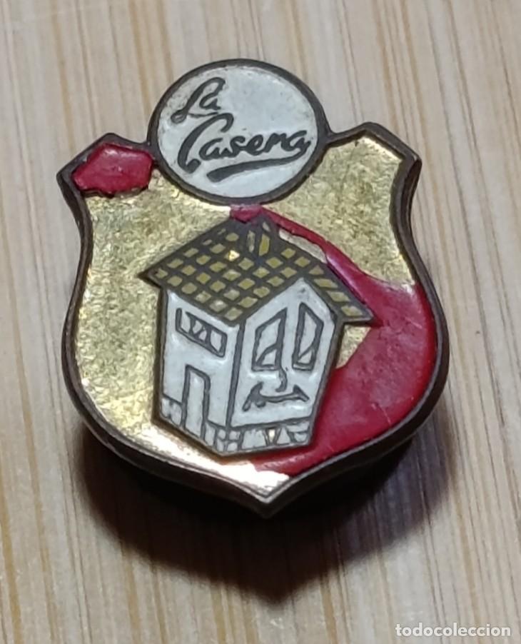 Pins de colecci&oacute;n: Insignia / Pin Publicitario Vintage La Casera &ndash; Mascota Casita (Cierre de Ojal)